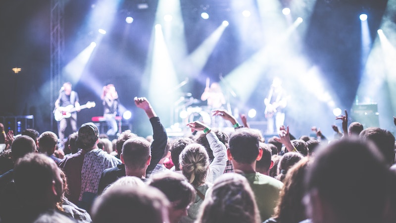 Ünli sanatçı konserinde hayranlarını coşturdu Ünlü sanatçı, unutulmaz bir konser performansıyla hayranlarını coşturdu. Enerjik sahne