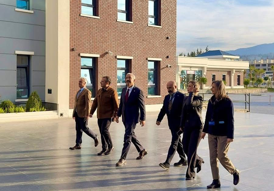 Milletvekili Kemal Karahan’dan Ted İskenderun Ziyareti TED İskenderun Koleji resmi açılış töreninin ardından ziyaretçilerini ağırlamaya devam