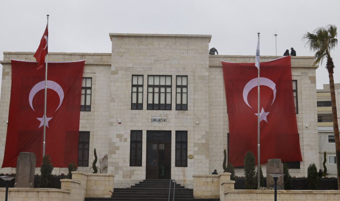 Hatay Büyükşehir Belediyesi (HBB), Türk bayrağına yönelik gerçekleştirilen provokatif eylemi