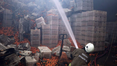 Hatay’ın Erzin ilçesinde bulunan bir paketleme fabrikasında gece saat 03.00