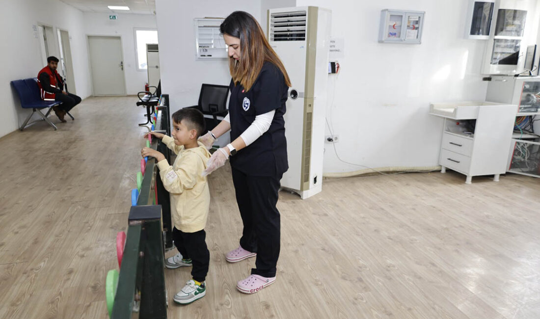HBB’NİN FİZİK TEDAVİ HİZMETİ DEVAM EDİYOR Hatay Büyükşehir Belediyesi (HBB), koruyucu ve destekleyici sağlık hizmetlerini yaygınlaştırarak