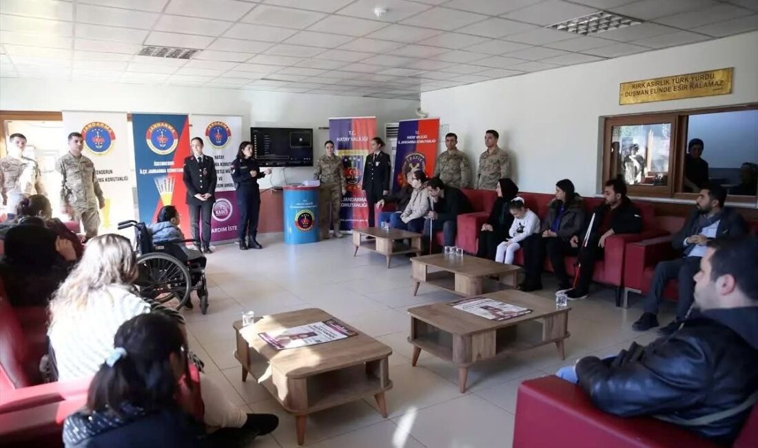 Görme Engelli Bireyler KADES Hakkında Bilgilendirildi İskenderun’da jandarma ekipleri, görme engelli bireylere Braille alfabesiyle hazırlanmış Kadın