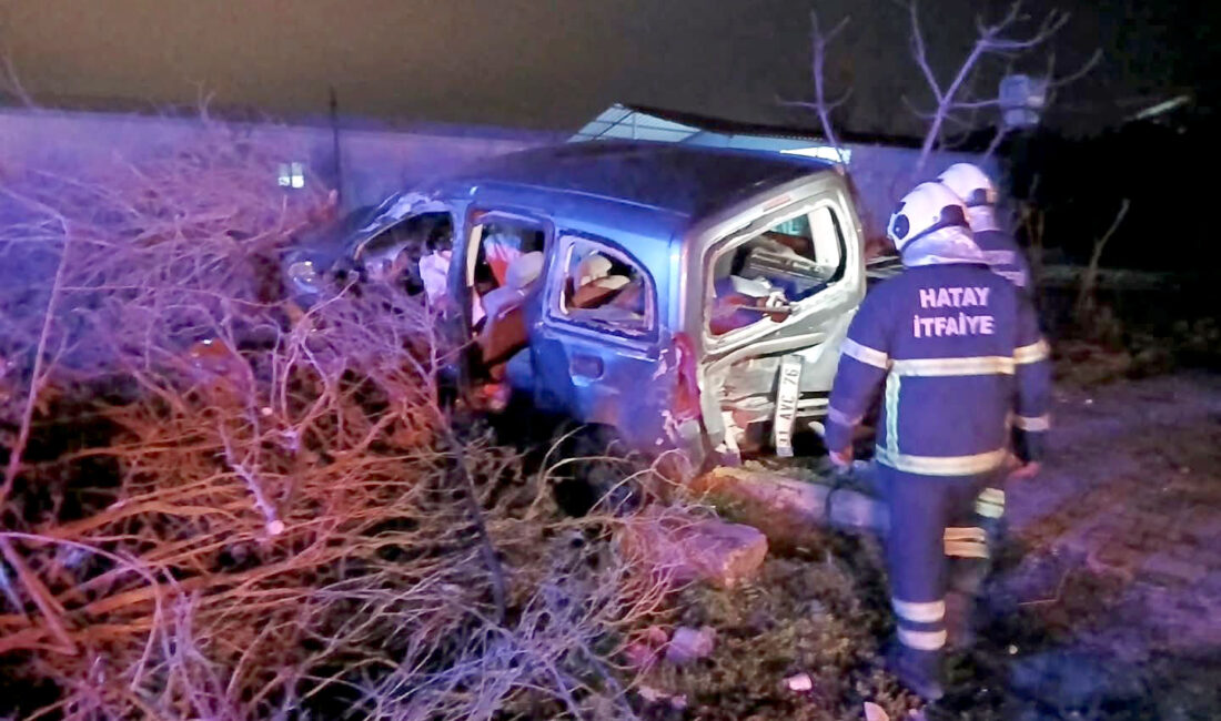 Hatay’ın Kırıkhan ilçesinde otomobil ile hafif ticari aracın çarpışması sonucu