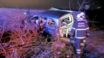 Hatay’ın Kırıkhan ilçesinde otomobil ile hafif ticari aracın çarpışması sonucu