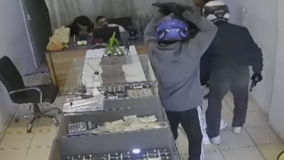 Hatay’ın Kırıkhan ilçesinde kasklı ve silahlı iki şahıs, hedef aldıkları