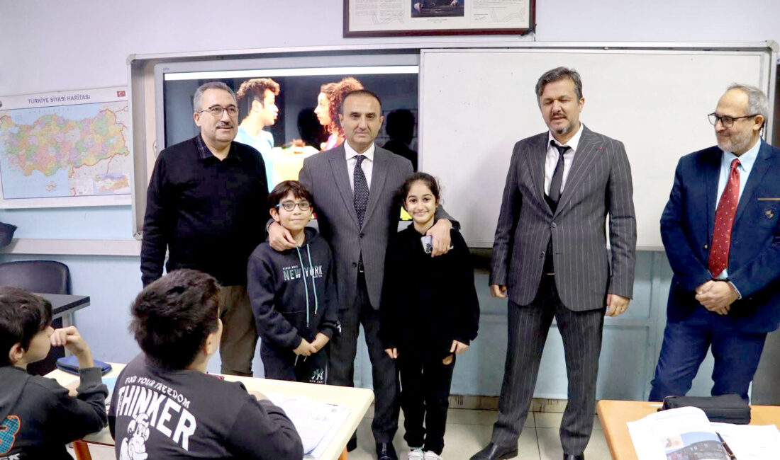 Emniyet Müdürü Nevzat Güneş’ten Mektup Yazan Öğrencilere Sürpriz Ziyaret Yılbaşı günü 5 Temmuz İlköğretim Okulu öğrencilerinin yazdığı mektubun eline