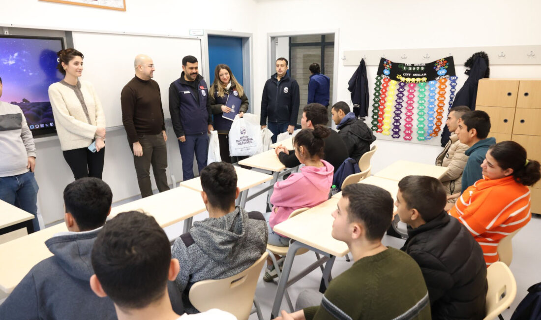 HBB’DEN ÖĞRENCİLERE ÇOK YÖNLÜ DESTEK Hatay Büyükşehir Belediyesi (HBB), sosyal belediyecilik anlayışı doğrultusunda ihtiyaç sahibi