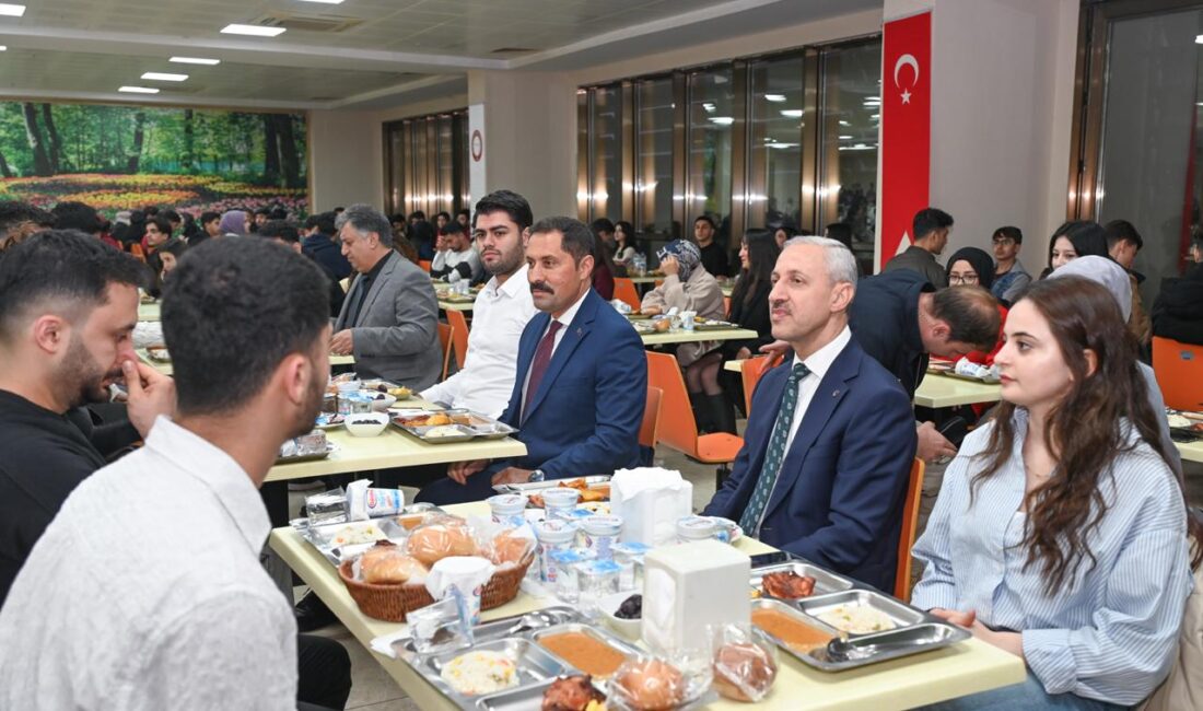 Dayanışma ve birliktelik ruhu iftar sofrasında pekişti! Hatay Mustafa Kemal Üniversitesi’nde (HMKÜ) dayanışma ve birliktelik ruhu iftar