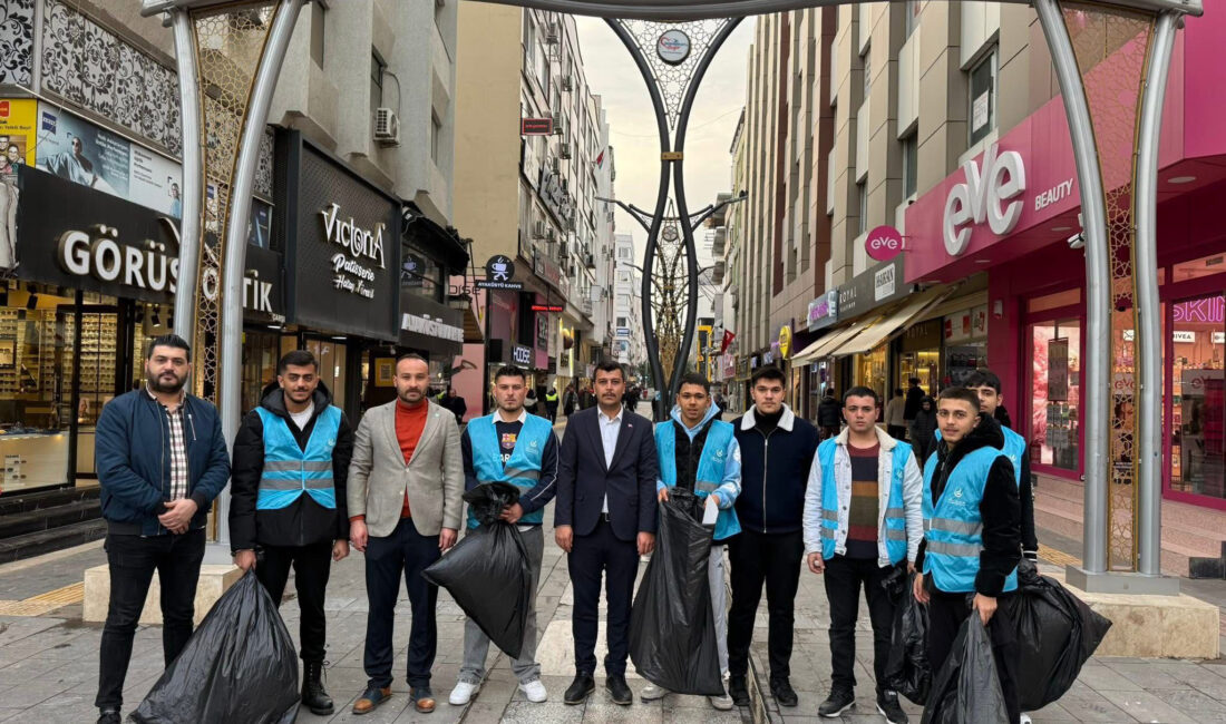 Ülkü Ocakları İskenderun’dan Örnek Çevre Temizliği Çalışması İskenderun’da aralıklarla etkili olan fırtınaların ardından meydana gelen çevre kirliliğine