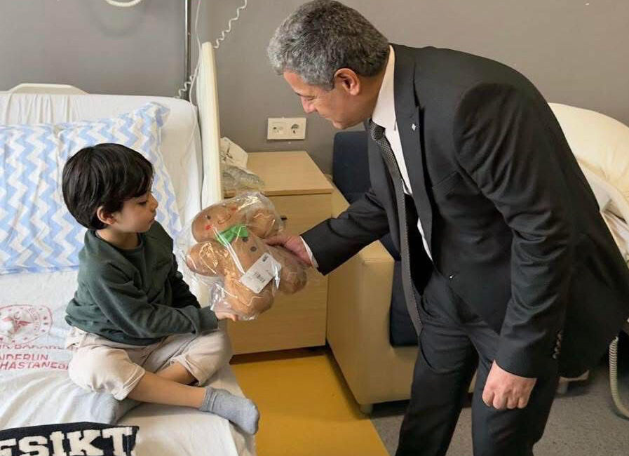BAŞHEKİM SARI’DAN GÖNÜLLERİ ISITAN BAYRAM ZİYARETİ İskenderun Devlet Hastanesi’nde Ramazan Bayramı, örnek bir davranışla taçlandı. Başhekim