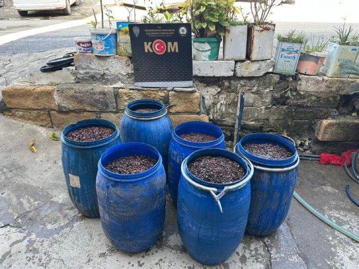 Hatay’da 790 Litre Kaçak Alkol Ele Geçirildi Hatay’ın Arsuz ilçesinde bir ikamette yapılan aramada plastik fıçılar içerisinde