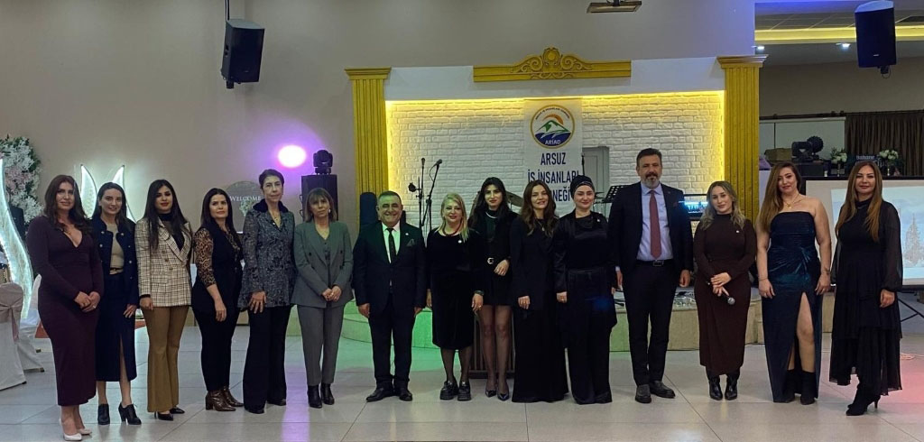 ARİAD ÜYELERİ BULUŞMA YEMEĞİNDE BİR ARAYA GELDİ Arsuz İş İnsanları Derneği (ARİAD) tarafından geleneksel hale getirilen üyelerle