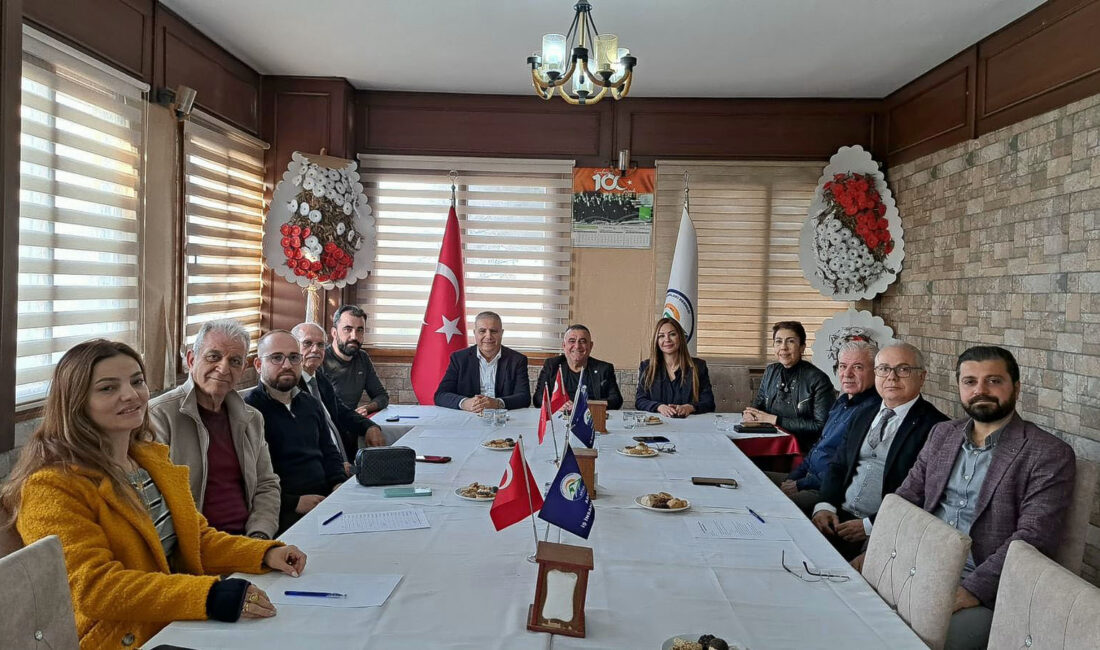Arsuz İş İnsanları Derneği (ARİAD) Başkanı Adnan Ağır ve yönetim