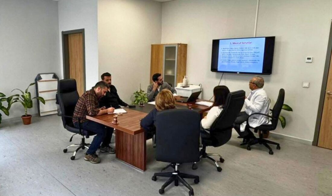 DEFNE DEVLET HASTANESİ’NDE SEL SONRASI ENFEKSİYON TEDBİRLERİ MASAYA YATIRILDI Hatay’da