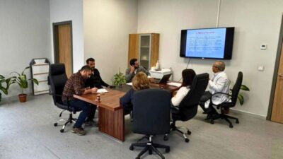 DEFNE DEVLET HASTANESİ’NDE SEL SONRASI ENFEKSİYON TEDBİRLERİ MASAYA YATIRILDI Hatay’da