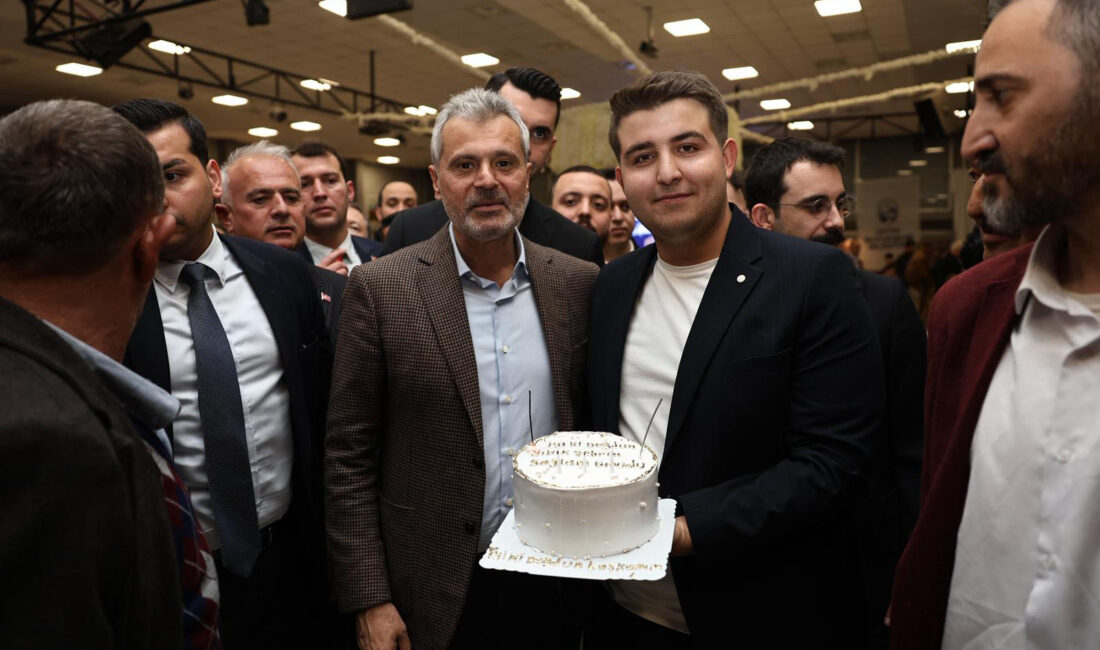 ÖNTÜRK’E İFTAR SONRASI DOĞUM GÜNÜ SÜRPRİZİ Hatay Büyükşehir Belediyesi (HBB) Başkanı Mehmet Öntürk, büyükşehir tarafından organize