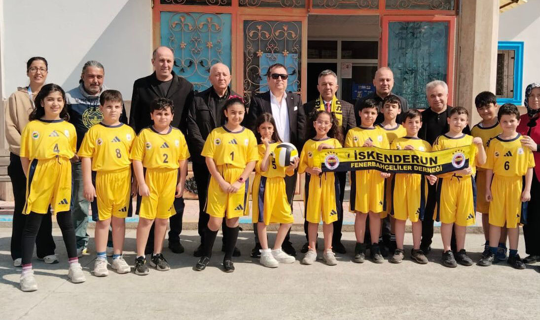 Voleybol Takımına Anlamlı Destek İskenderun Fenerbahçeliler Derneği sosyal sorumluluk projelerine hız kesmeden devam ediyor