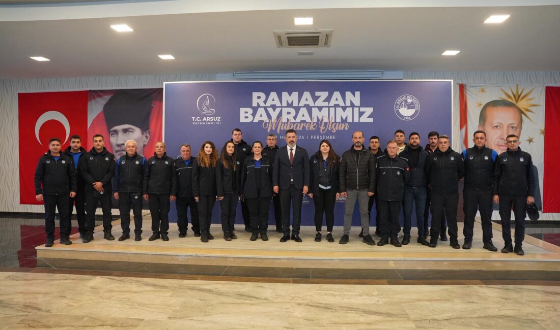 BAŞKAN SAMİ ÜSTÜN’DEN BAYRAM ÖNCESİ PERSONELE İKRAMİYE Arsuz Belediyesi, Ramazan Bayramı öncesinde personelini sevindiren anlamlı bir adım