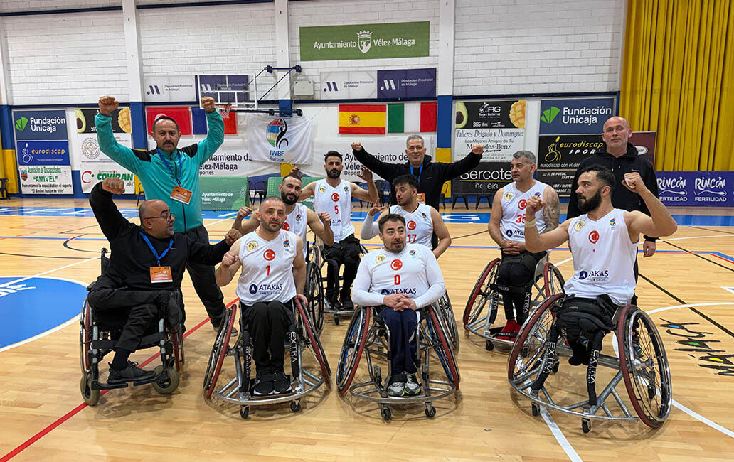 İSKENDERUN BELEDİYE TEKERLEKLİ BASKETBOL TAKIMI FARKLI YENDİ İskenderun Belediye Tekerlekli Basketbol takımı aynı gün oynadığı 2. Maçını