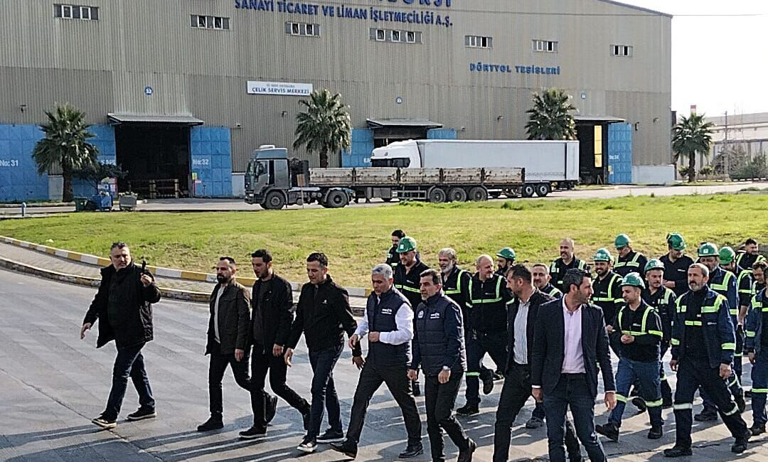 MMK’DA TİS ÇIKMAZI: İŞÇİLER YÜRÜYÜŞ EYLEMİNE BAŞLADI MMK’da 4 aydır devam eden Toplu İş Sözleşmesi (TİS) görüşmelerinden