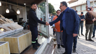 İskenderun Belediye Başkanı Mehmet Dönmez Numune mahallesinde hizmet veren Sebze