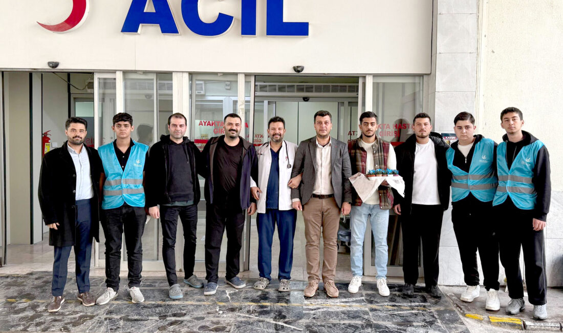 İSKENDERUN ÜLKÜ OCAKLARI’NDAN SAĞLIK ÇALIŞANLARINA 14 MART ZİYARETİ İskenderun Ülkü Ocakları İlçe Başkanlığı, 14 Mart Tıp Bayramı dolayısıyla