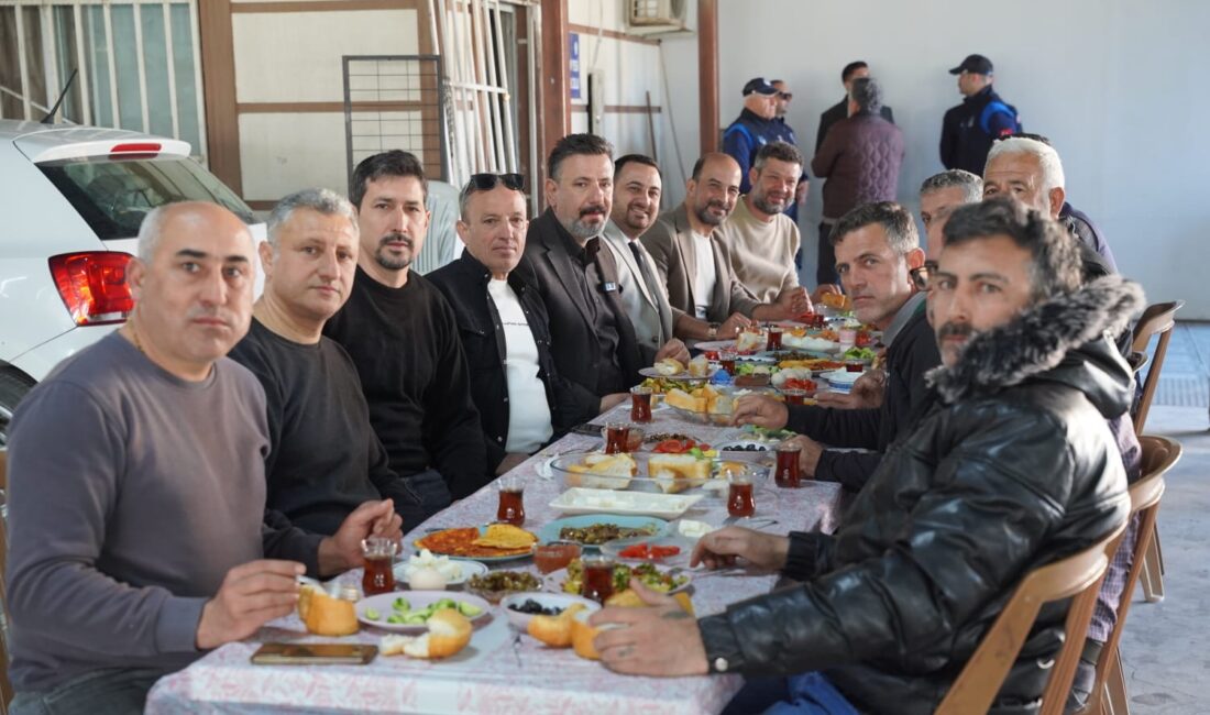 Başkan Üstün: “Esnafımız ilçemizin bel kemiğidir” Arsuz Belediye Başkanı Sami Üstün, Karaağaç Salı Pazarı’nda esnaf ve