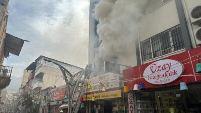 Hatay’ın İskenderun ilçesi çarşı merkezinde bulunan bir iş yerinde yangın