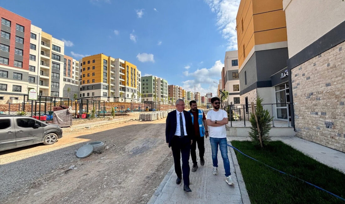 KAYMAKAM ÖNDER SAHADA: İSKENDERUN’DA DEV YATIRIMLAR ADIM ADIM İLERLİYOR İskenderun’da kamu yatırımları tüm hızıyla sürerken, Kaymakam Muhammet Önder devam