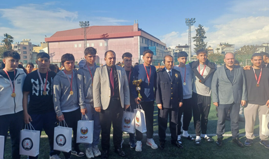 İSKENDERUN’DA POLİS HAFTASI COŞKUSU: ‘SOKAKLAR BİZİM FUTBOL TURNUVASI’ DÜZENLENDİ İSKENDERUN’DA POLİS HAFTASI COŞKUSU: ‘SOKAKLAR BİZİM FUTBOL TURNUVASI’ DÜZENLENDİ Polis