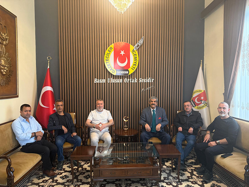 EFSANE TURGUT DELİVELİ HOCADAN İGC’YE ZİYARET İskenderun’un emektar hocalarından Turgut Deliveli, İskenderun Gazeteciler Cemiyeti’ni ziyaret ederek,