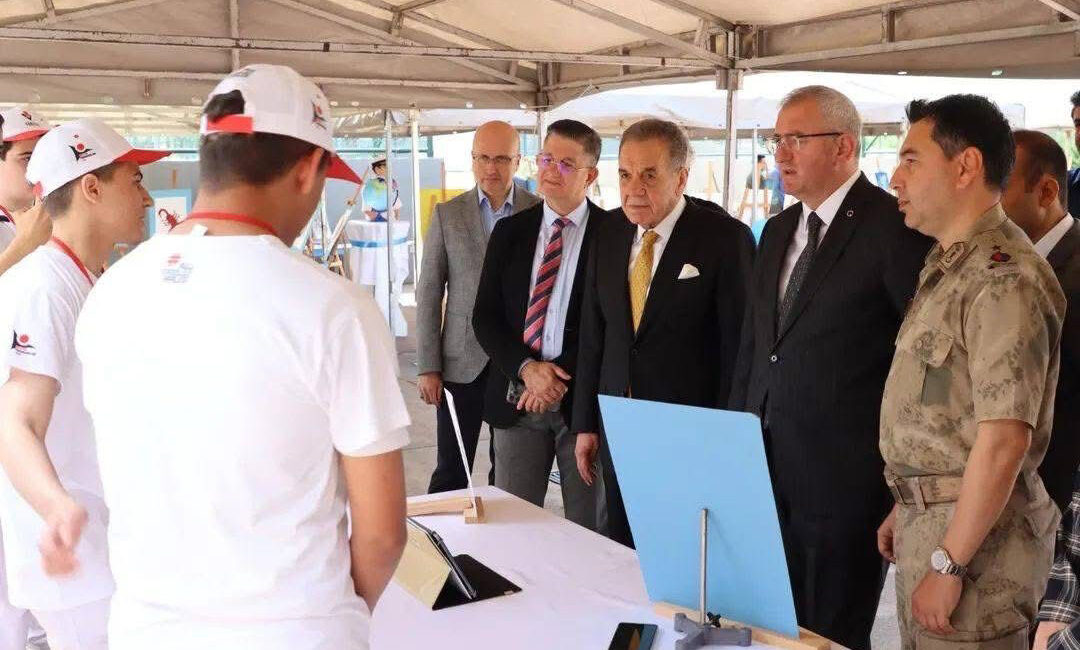 SEFA ATAKAŞ DENİZCİLİK MTAL’DE TÜBİTAK BİLİM FUARI YOĞUN İLGİ GÖRDÜ İskenderun Sefa Atakaş Denizcilik Mesleki ve Teknik Anadolu Lisesi’nde düzenlenen