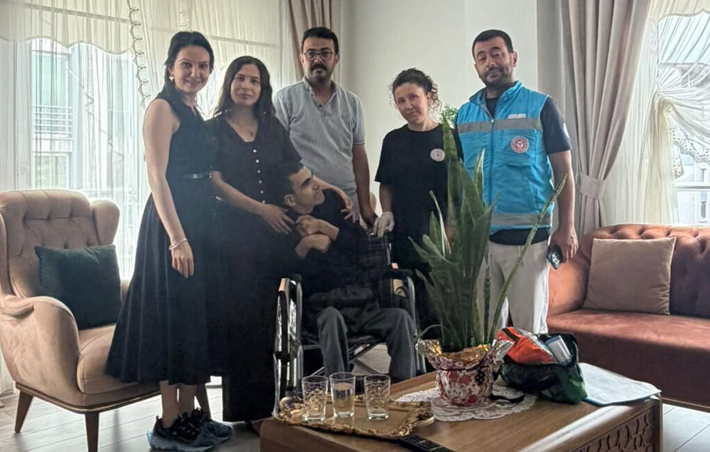 İSKENDERUN DEVLET HASTANESİ’NDEN ENGELLİLER HAFTASINDA ANLAMLI ZİYARET Engelliler Haftası kapsamında, engelli bireylerin topluma kazandırılması, yaşamda karşılaştıkları engellerin