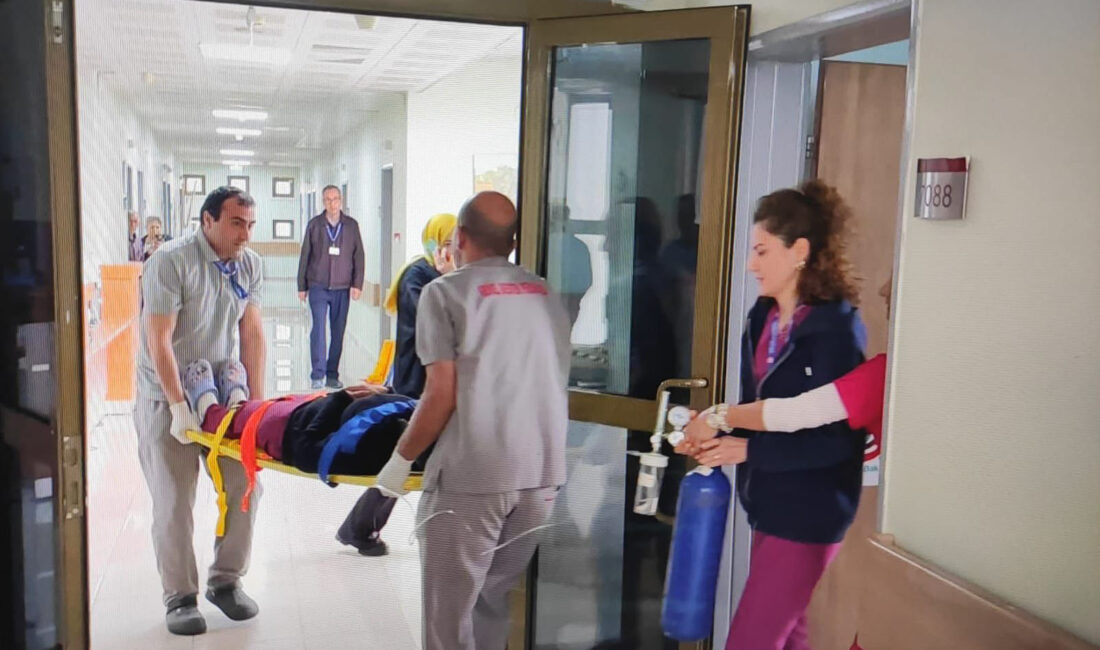 İSKENDERUN DEVLET HASTANESİ’NDE GERÇEĞİ ARATMAYAN AFET TATBİKATI Hatay’ın İskenderun ilçesinde bulunan İskenderun Devlet Hastanesi’nde, olası afet ve