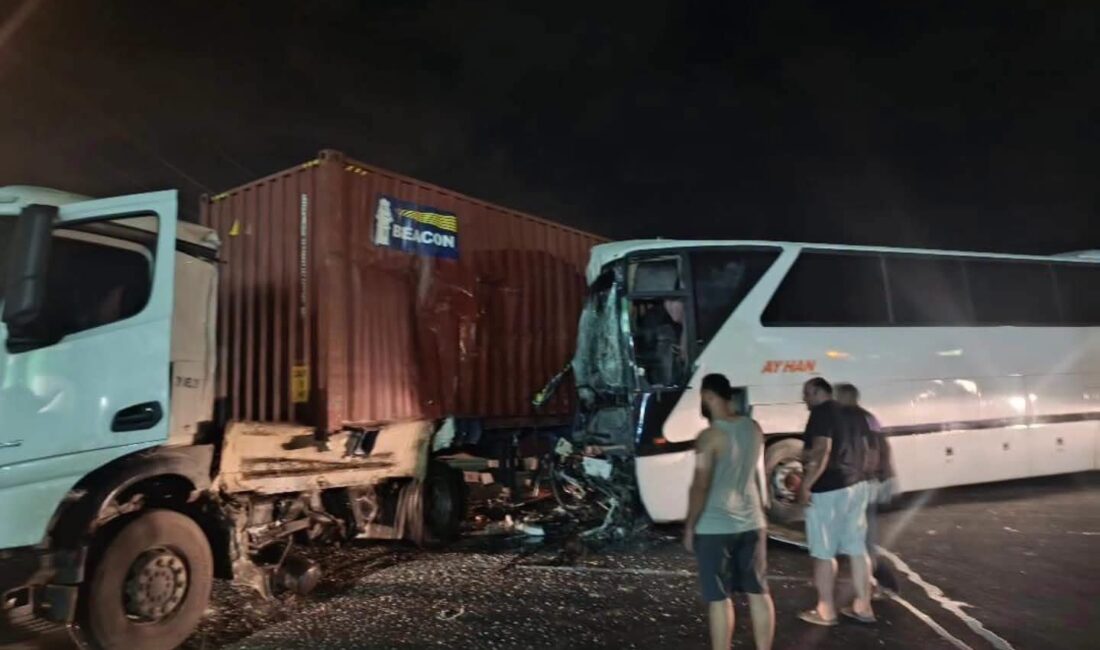 Hatay’ın İskenderun ilçesinde işçileri taşıyan servis otobüsü ile tırın çarpışması