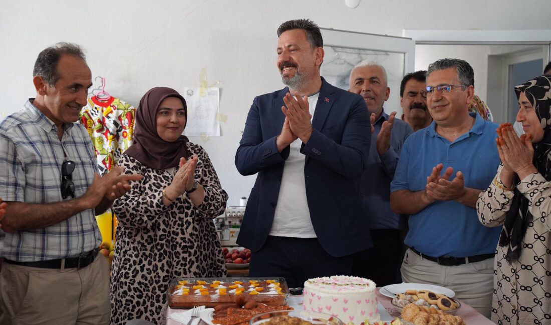 Başkan Üstün: “Kadınlarımız Üretiyor, Arsuz Kazanıyor” Işıklı Mahallemizde emekleriyle üreten, öğrenen ve birbirlerine güç veren kadınlarımız