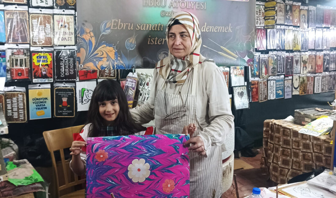 AZİZE ALKAÇ ÇOCUKLARA EBRU AŞKINI AŞILIYOR Ebru Sanatçısı Azize Alkaç, çocuklara ve gençlere Ebru sanatını öğretmek