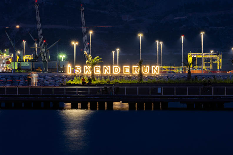 İSKENDERUN’A IŞIK OLAN ESER! Atık malzemeleri sanata dönüştürdük, şehrimize yeni bir değer kazandırdık. Liman
