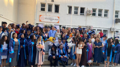 Ülkemizde kurulan 38. lise olan İskenderun Lisesi’nde mezuniyet töreni büyük