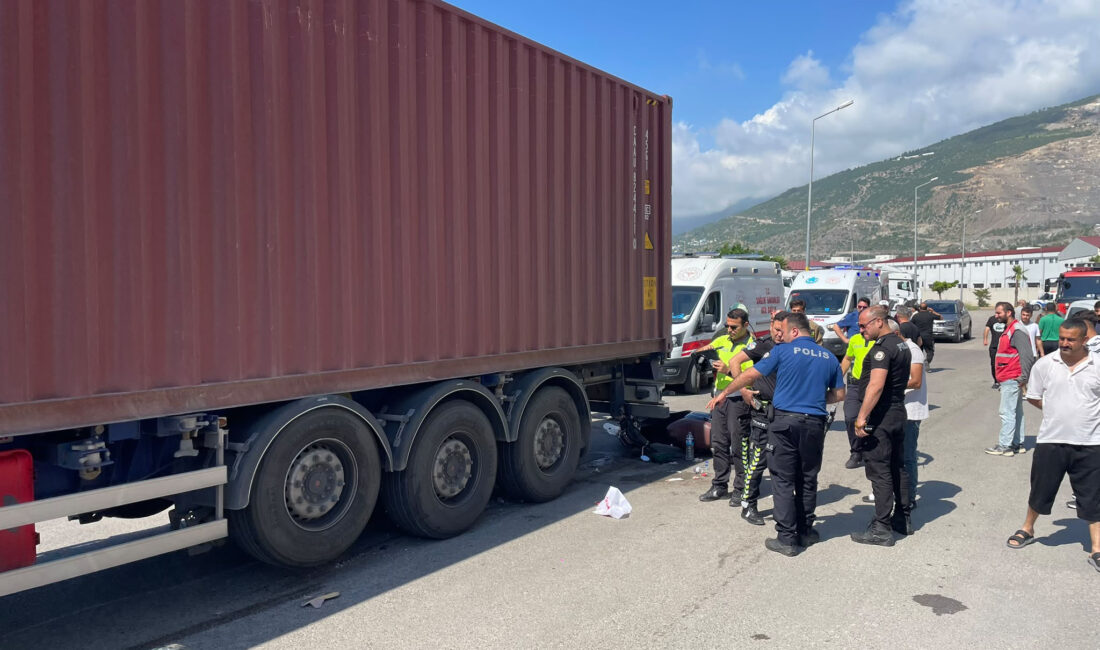 İSKENDERUN’DA TRAFİK KAZASI: 3 YARALI KURTARILDI Hatay Büyükşehir Belediyesi İtfaiye Daire Başkanlığı ekipleri, İskenderun ilçesi Modern