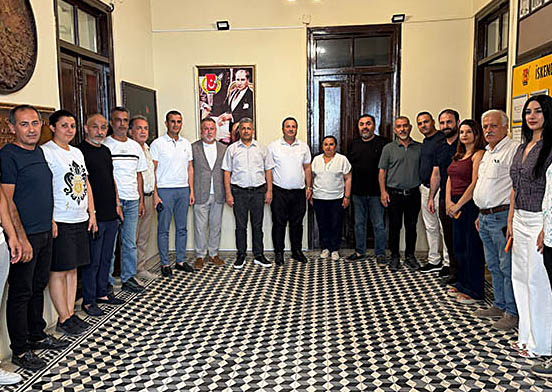 İskenderun Devlet Hastanesi Başhekimi Dr. Adem Sarı, hastanenin idari kadrosuyla