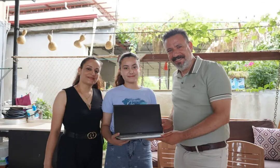 BAŞKAN SAMİ ÜSTÜN BAŞARIYI ÖDÜLLENDİRDİ Asya’nın eğitim masrafları için her ay 20 bin lira bağışlayacak;