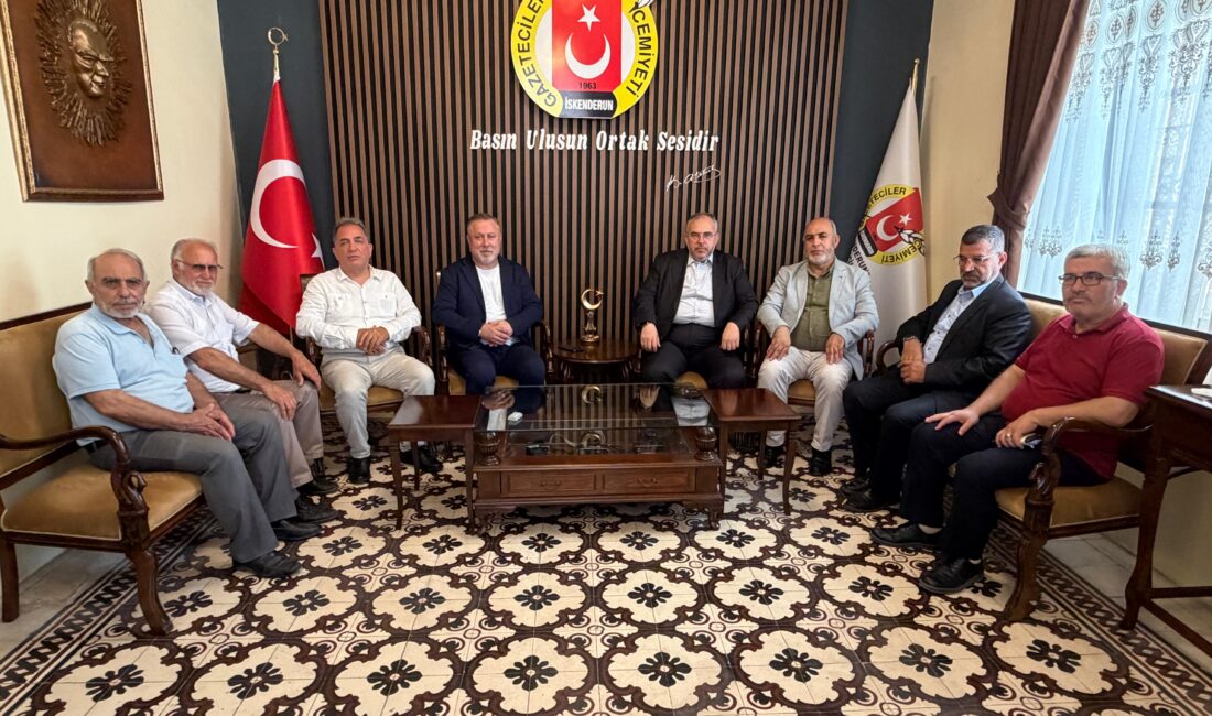 İGC Başkanı Diyap Atar, yönetim kurulu üyeleri ve gazetecilerden oluşan