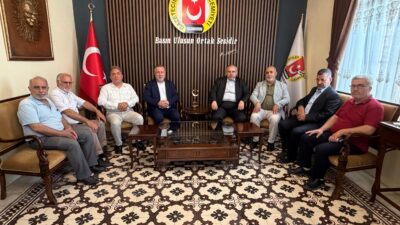 İGC Başkanı Diyap Atar, yönetim kurulu üyeleri ve gazetecilerden oluşan