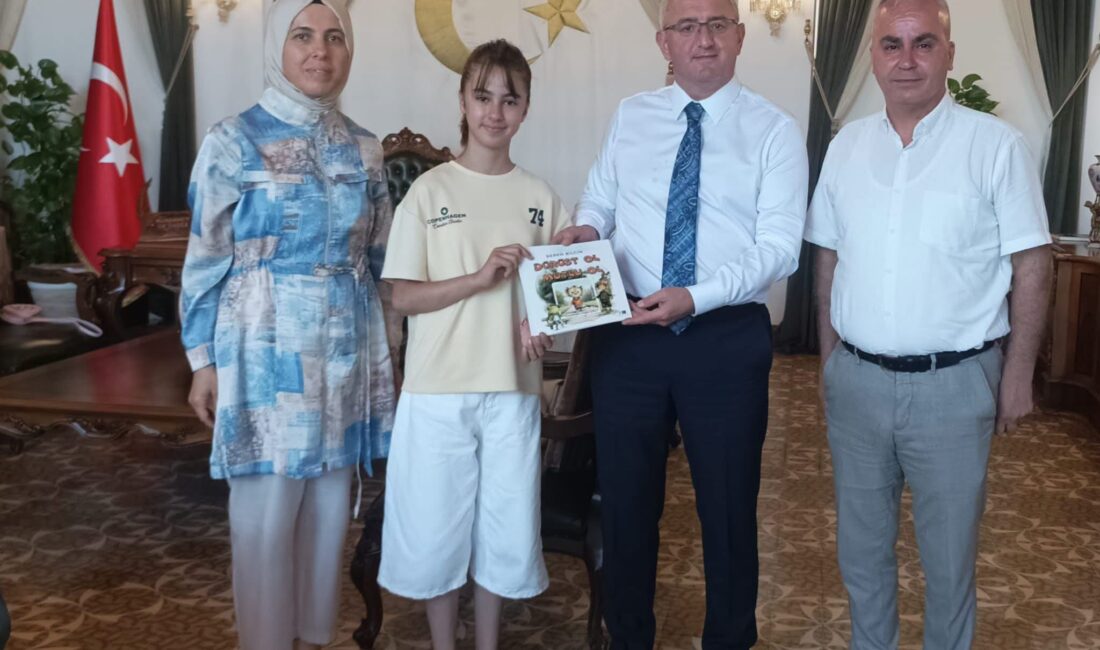 KÜÇÜK YAZAR BEREN’DEN KAYMAKAM ÖNDER’E ANLAMLI HEDİYE İlkokul 2. ve 3. sınıfta, deprem döneminde yazmaya başladığı “Dürüst
