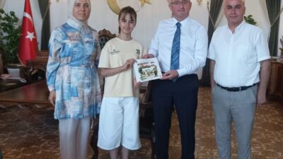 İlkokul 2. ve 3. sınıfta, deprem döneminde yazmaya başladığı “Dürüst