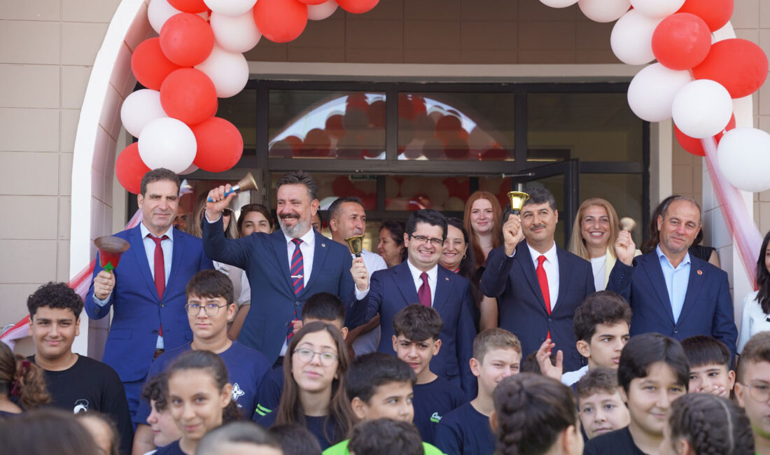 Arsuz’da İlk Zil Çaldı, Heyecan Başladı Arsuz’da 2026-2027 eğitim öğretim yılının ilk zili, öğrencilerin heyecanı ve