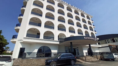 Arsuz’da turizm hareketliliğine yeni bir katkı sağlayacak Gold Sandora Otel,