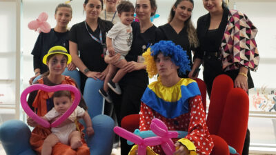 İskenderun Palmiye Hastanesi’nde çocuklara yönelik gerçekleştirilen balon etkinliği, renkli görüntülere