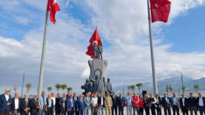 19 Ekim Muhtarlar Günü dolayısıyla İskenderun’da düzenlenen törende, Atatürk Anıtı’na